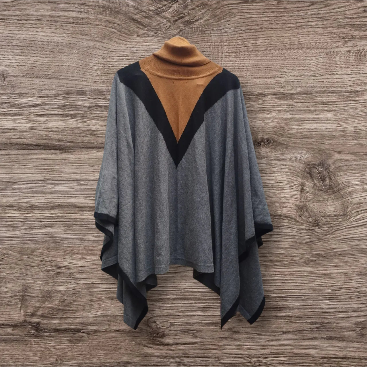 Poncho Clara Ibarguren - imagen 2