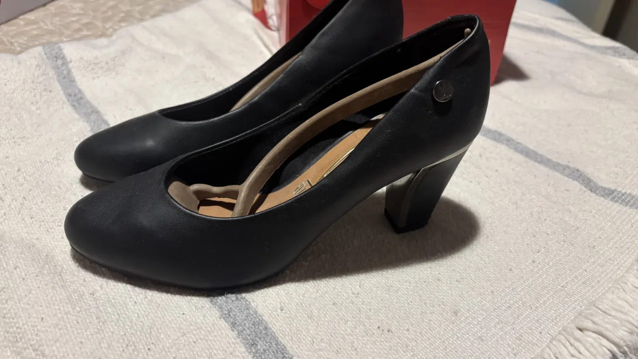 Zapatos de taco negros, ideales para un look elegante y formal. Perfectos para eventos especiales o para complementar tu outfit de trabajo.