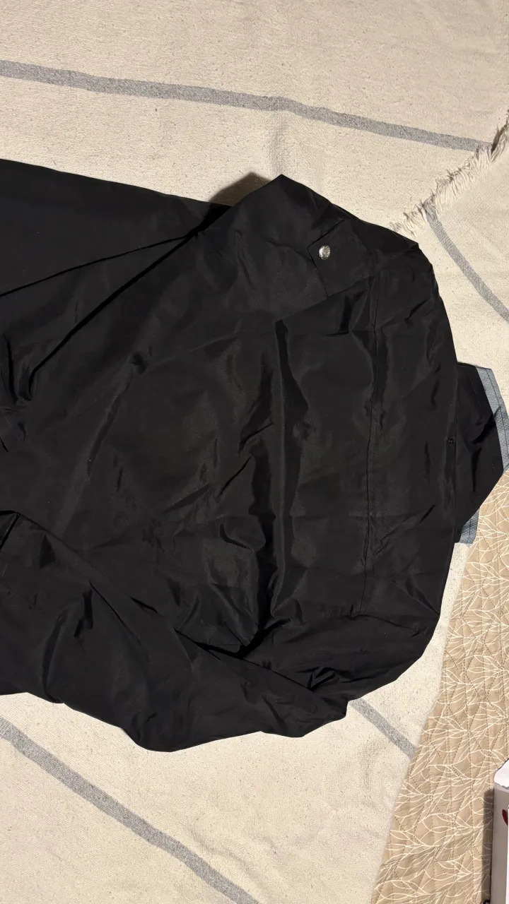 Campera negra de friza con cierre y bolsillos. Ideal para un look casual y moderno.