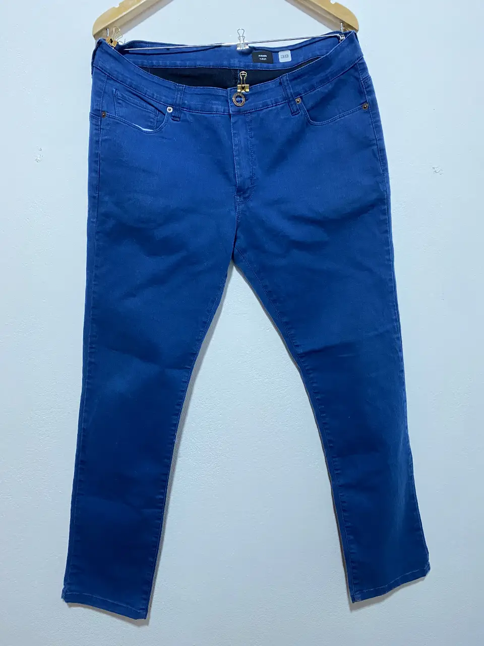 Jeans rectos de hombre, color azul. Marca Volcom, talle 38. Ideal para un look casual y cómodo.