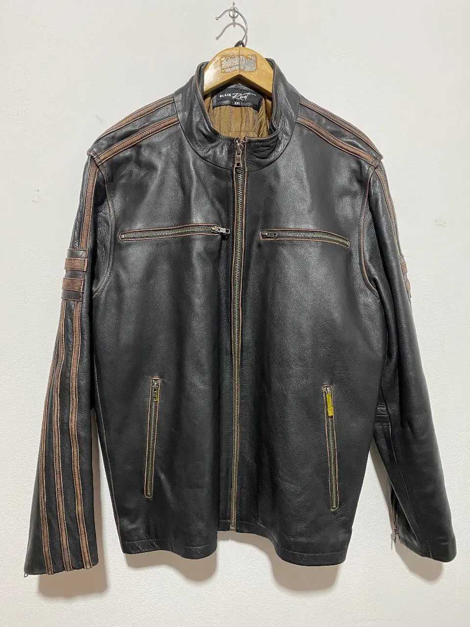 Campera de 100% cuero  negra Black Rimet XXL con detalles marrones en mangas y hombros. Cierre frontal y bolsillos con cierres de cremallera, detalles de cierres a cremallera y bolsillos interiores. Ideal para un look rocker y casual.