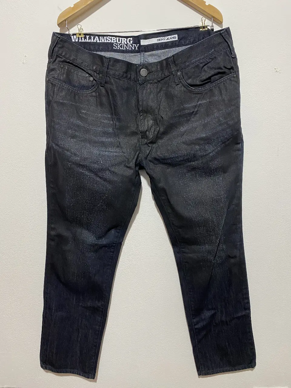 Jeans DKNY negro de hombre, modelo Skinny Williamsburg DKNY Jeans. Talle 38x30, ideal para un look casual y moderno. Con bolsillos traseros con cierre a cremallera! Muy cancheros!