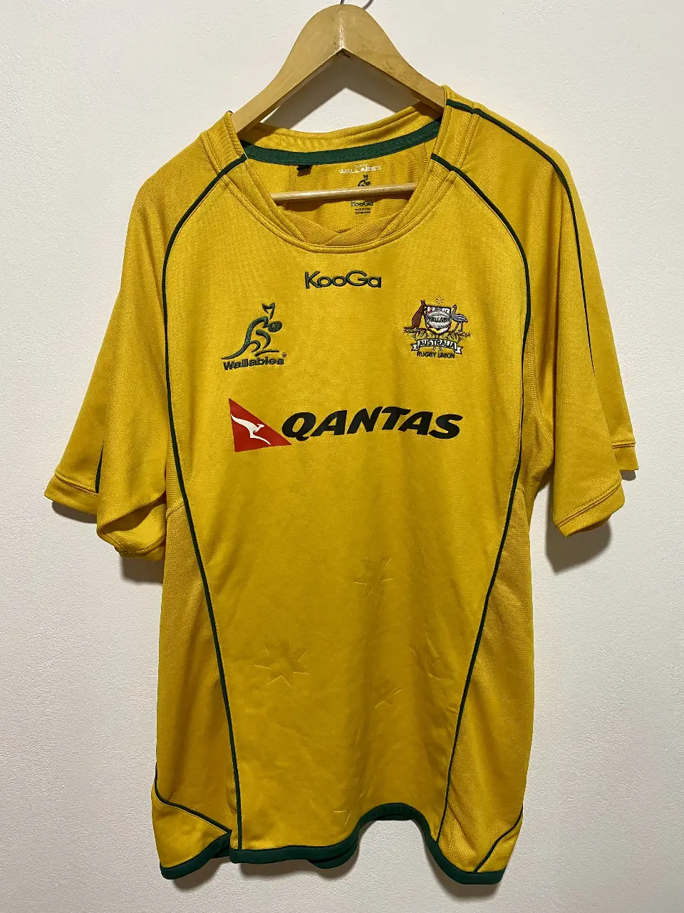 Camiseta de rugby del equipo australiano Wallabies, importada, color amarillo con detalles en verde. Con logo de Kooga y Qantas. Talle 2XL.
