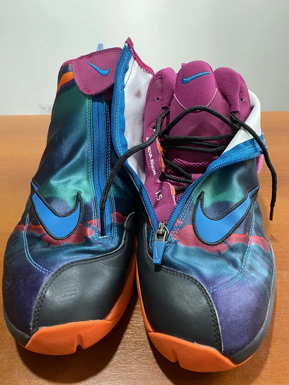 Zapatillas Nike Air Zoom Flight The Glove Gary Payton Signature. Conbina la zapatilla insignia de Gary Payton con la inspiración de diseño de la línea Air Tech de André Agassi. La cubierta superior  se desabrocha para revelar una interior en Brightman Magenta con tecnología Monket Paw.