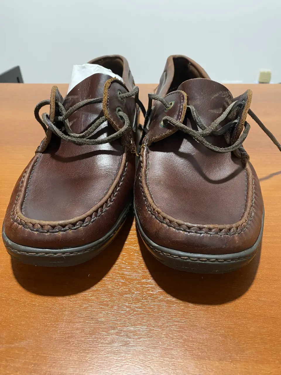 Náuticos Boating de cuero marrón, ideales para un look casual y cómodo. Perfectos para combinar con jeans o pantalones chinos. Marca Boating.