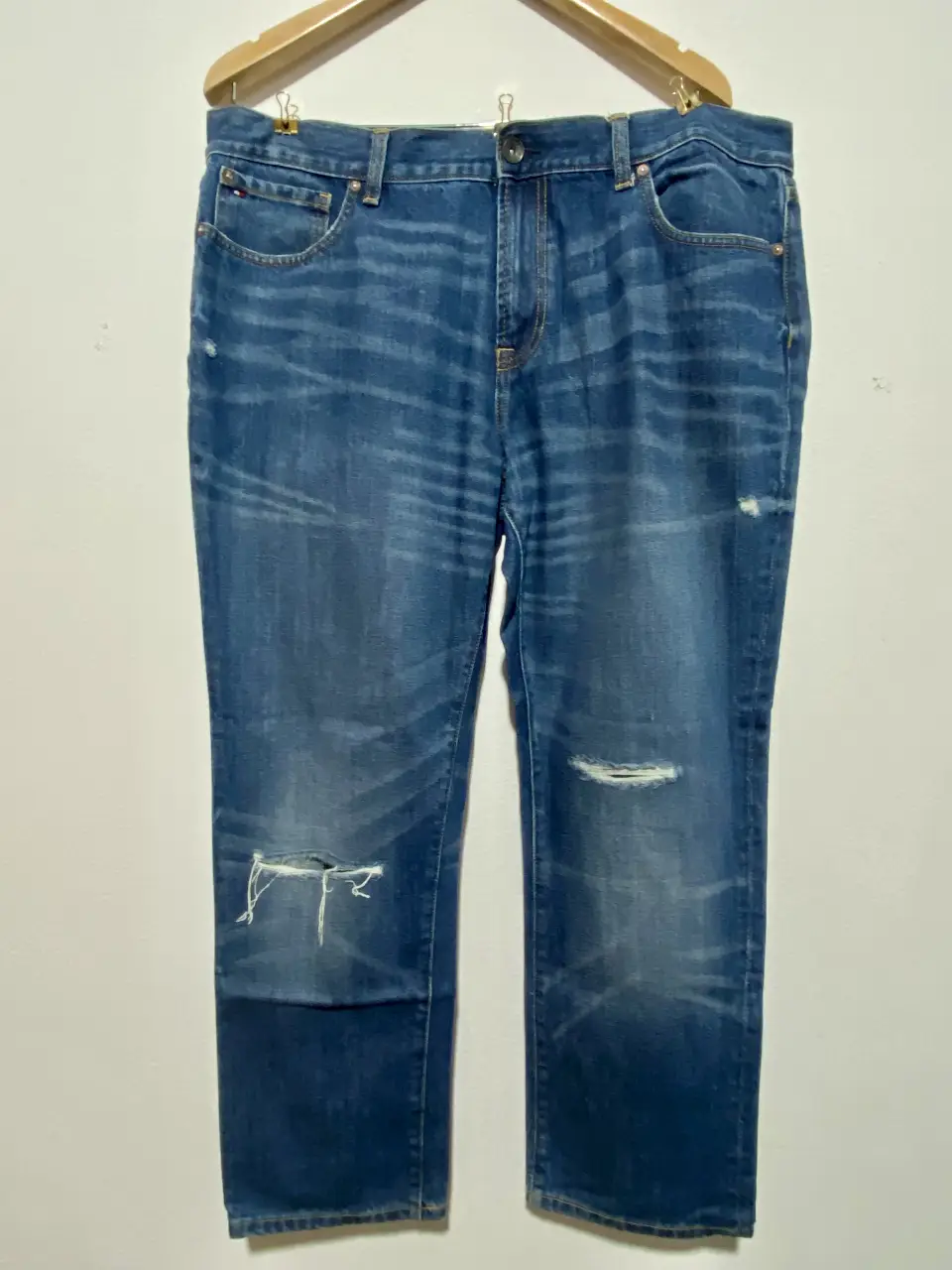 Jeans Tommy Hilfiger Slim Straight azul con roturas en las rodillas, talle 38/30. Ideal para un look casual y moderno. 
