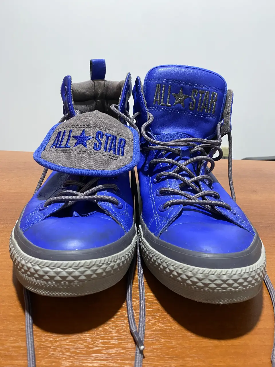 Zapatillas Converse All Star High Top Foot Locker Exclusive, de caña alta azules de cuero, con detalles en gris. Talle 12 US. tiene cordones grises y Zulema azul con gris. Ideales para un look urbano y canchero.