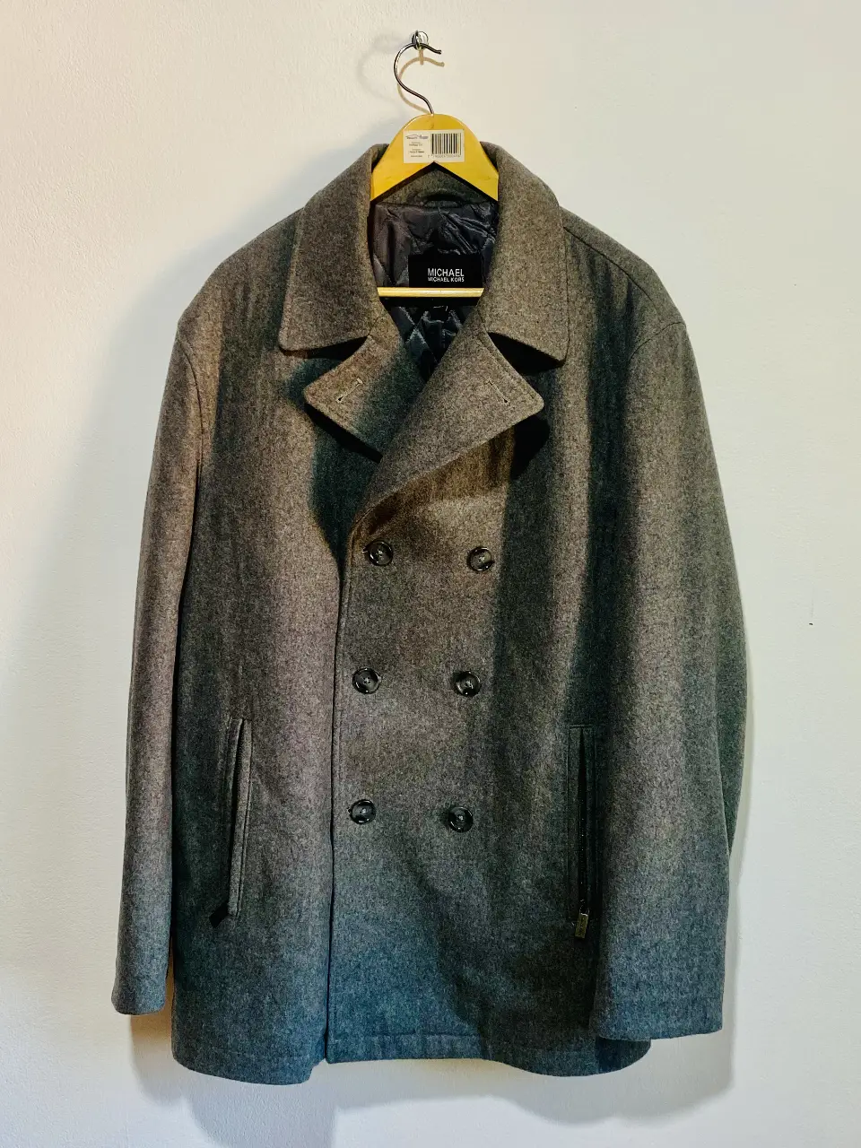 Tapado Michael Kors de paño gris, doble abotonadura, bolsillos con cierre de cremallera y forro interior. Talle XXL, ideal para el invierno y súper abrigado!