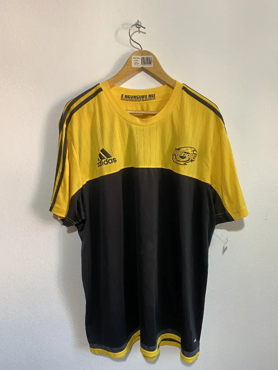 Adidas Remera rugby entrenamiento de manga corta de hombre, de color amarillo y negro, con el logo de Adidas y el escudo del equipo Hurricanes Nueva Zelanda . Talle 3XL. Ideal para fanáticos del rugby. importada de Nueva Zelanda