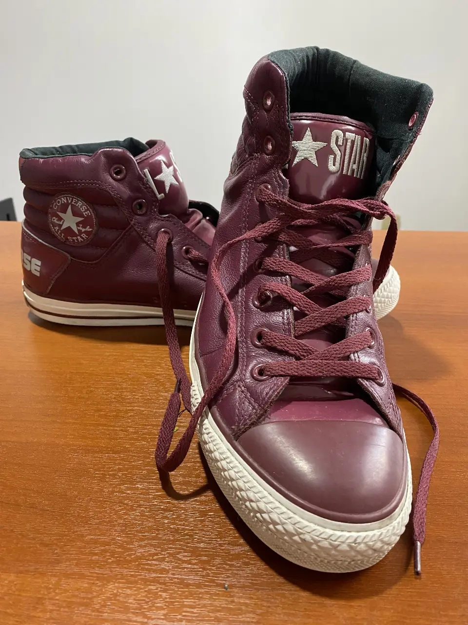 Zapatillas Converse All Star Chuck Taylor Foot Locker Exclusive, de caña alta en color borgoña. Con detalles en blanco y el logo de la marca en el lateral y la lengüeta. Talle 12 US.