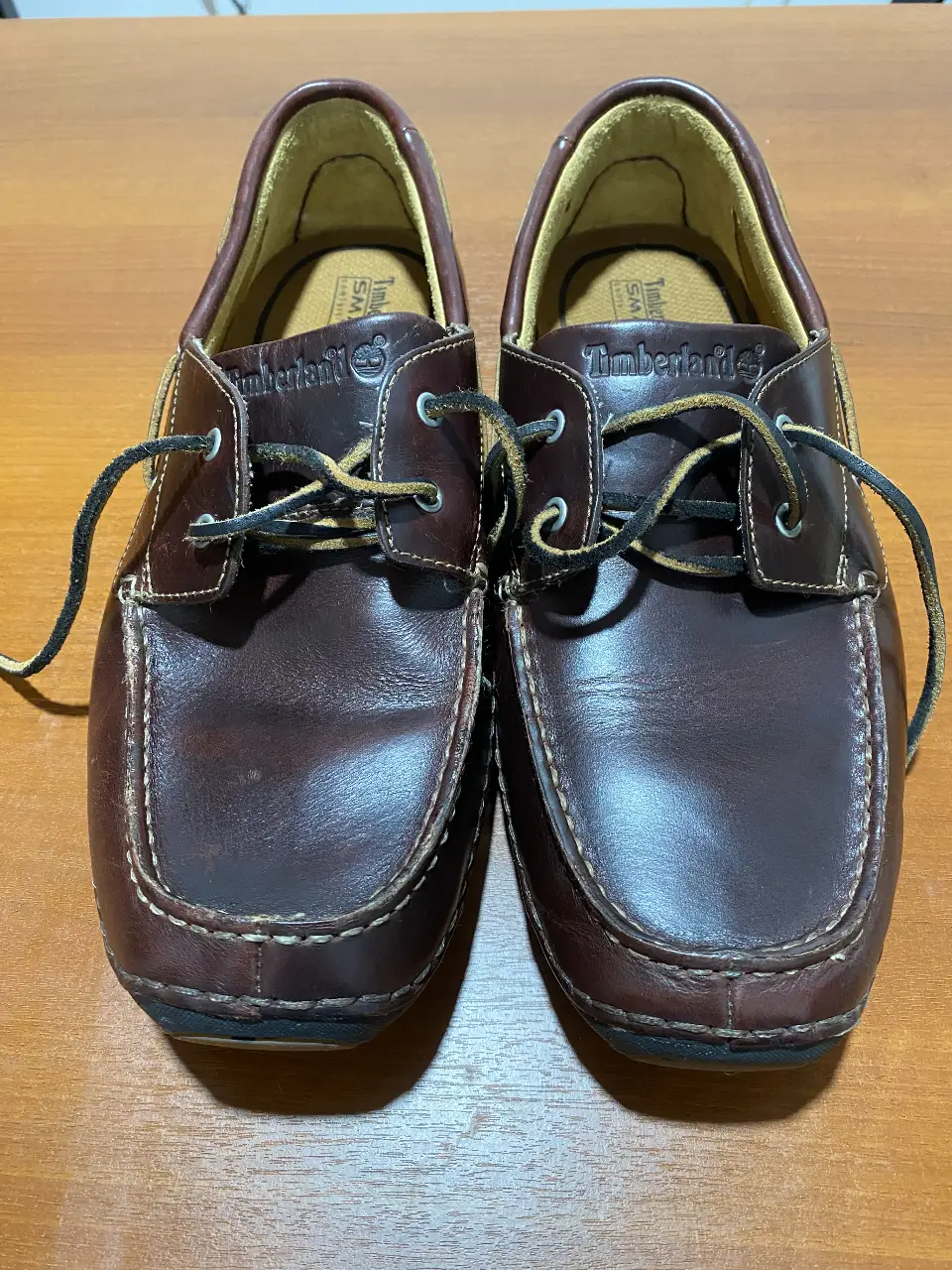 Náuticos Timberland de cuero marrón, talle 12M, con cordones y suela de goma. Ideales para un look casual y cómodo. Impecables.