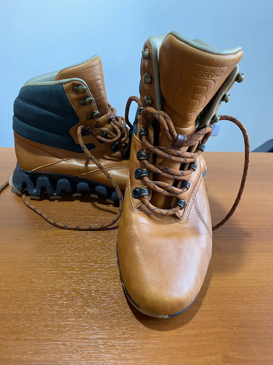 Borcegos Reebok Classic Zig Cliffhanger Limited Edition de cuero marrón y negro para hombre. Talle 13 US. Tecnología Thinsulate. Ideales para un look urbano y aventurero.