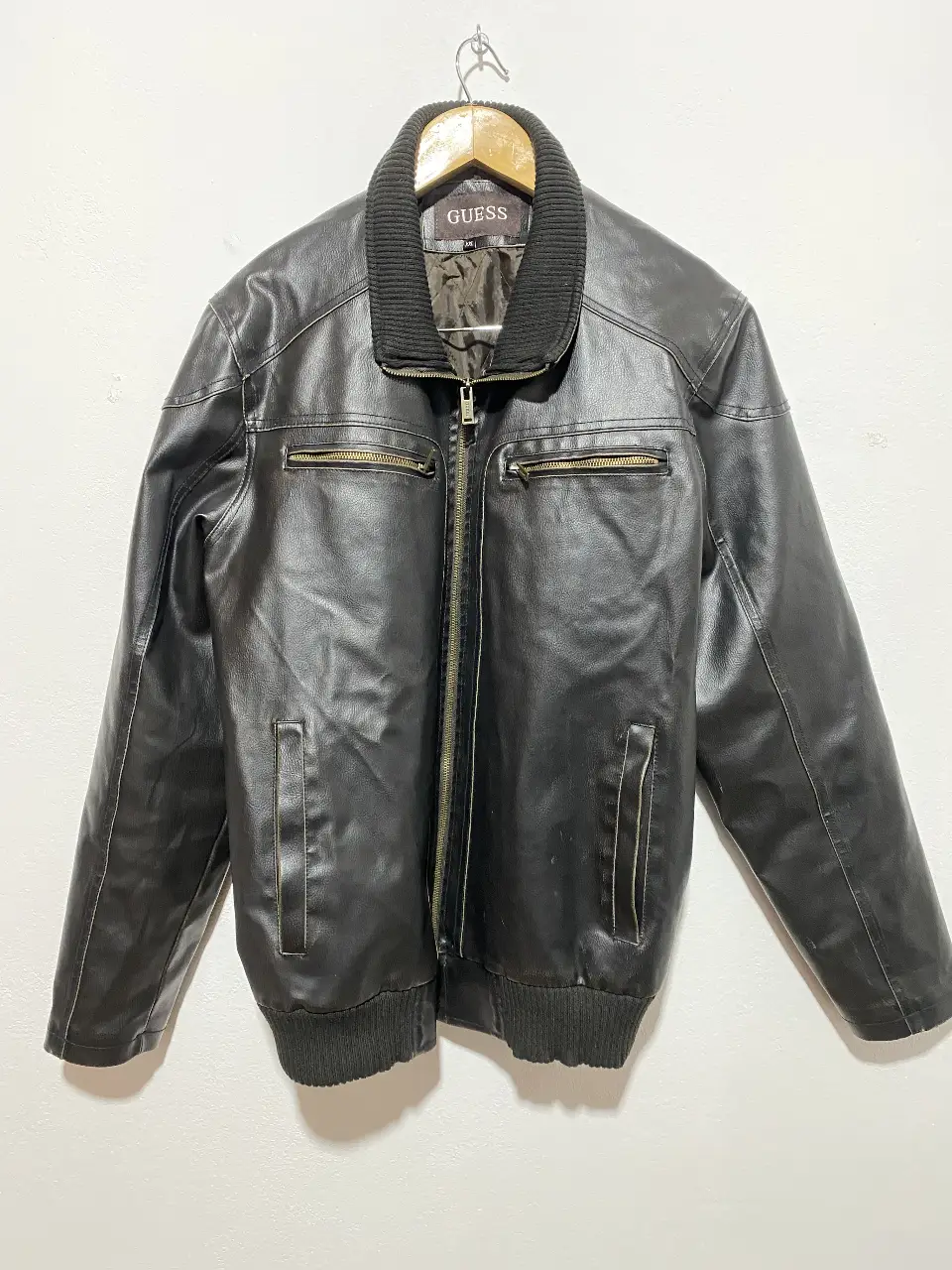 Campera de cuero Guess Marrón oscuro para hombre, talle XXL. Diseño biker con cierre frontal, bolsillos con cierre y cuello tejido, interior forrado. Ideal para un look casual y canchero. muy abrigada.