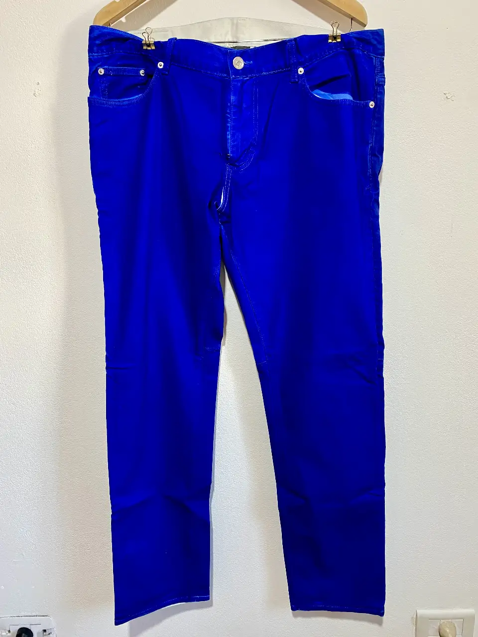 Pantalón de hombre Armani Exchange azul, de Jean, talle USA 38 Bolsillo trasero con cierre de cremallera . Ideal para un look casual y canchero. 
