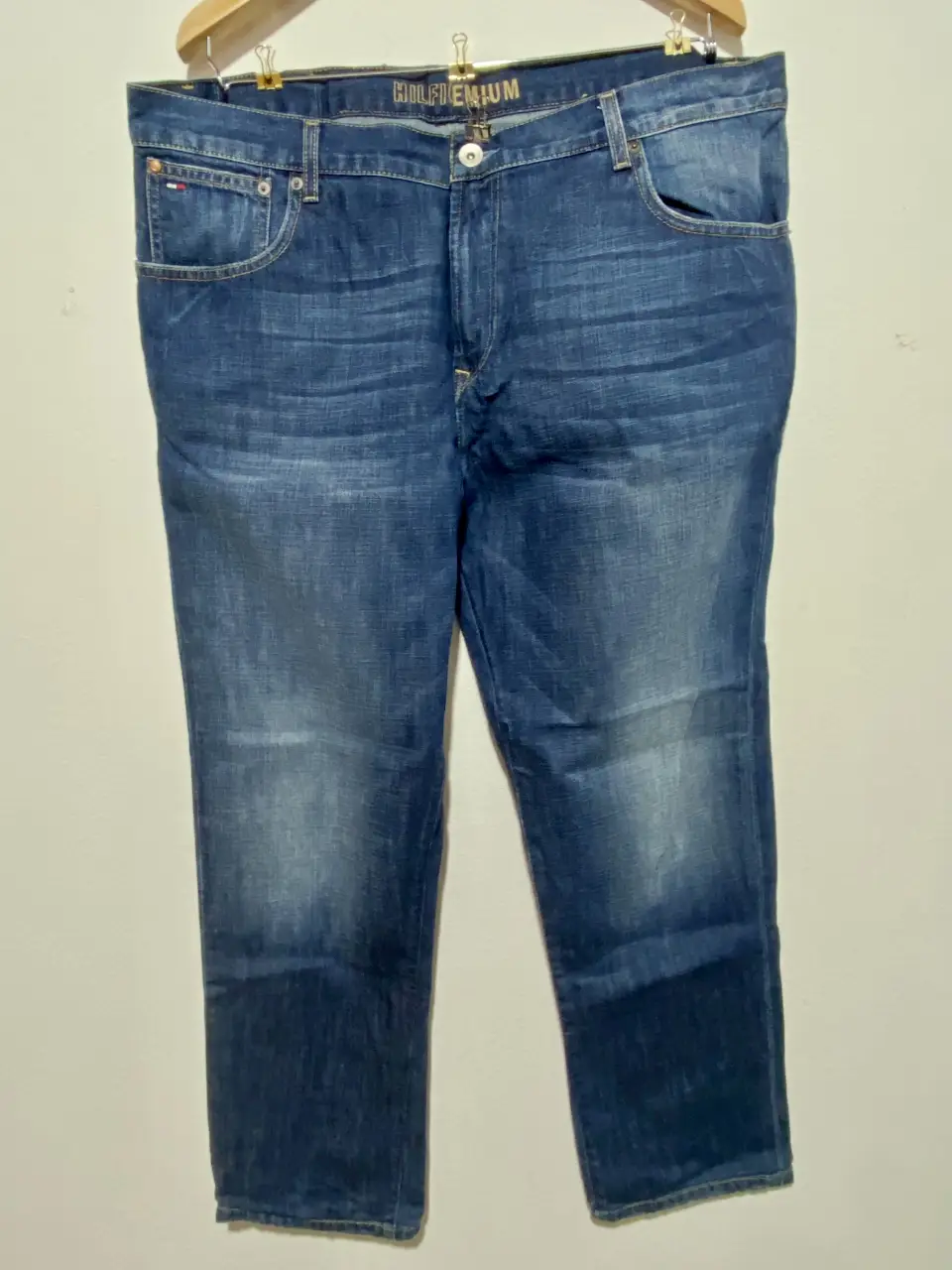 Jeans Hilfiger Denim Slim Straight 40 x 30 para hombre, de corte recto y tiro medio. Un clásico atemporal para cualquier ocasión.