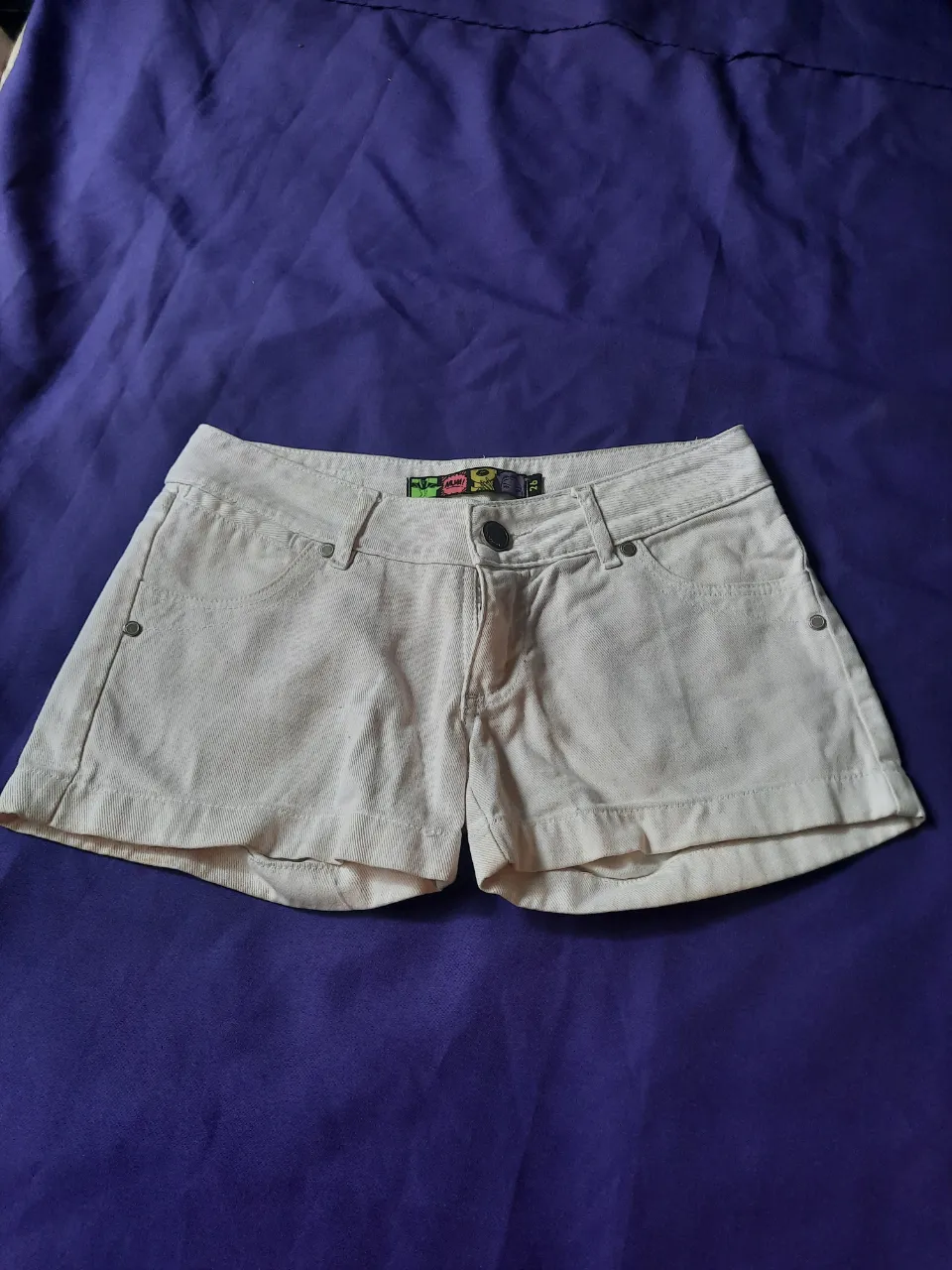 Short tiro bajo color blanco. Tienen bolsillos delanteros y traseros. Talle 36