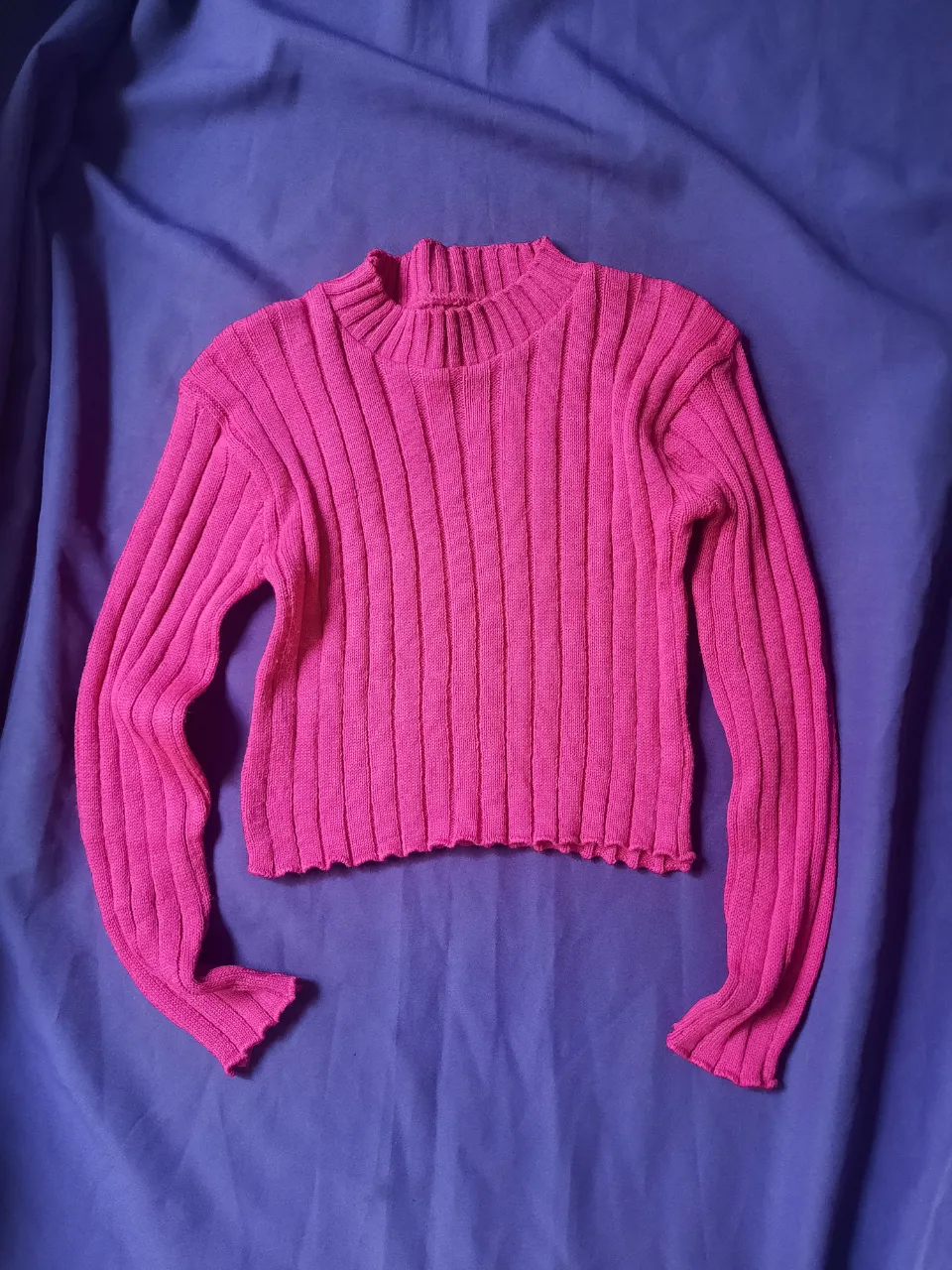 Sweater tejido de cuello alto y mangas largas. Posee terminaciones con volados en puños y cintura. Es tipo crop. Talle S cede a un M, super cómodo.