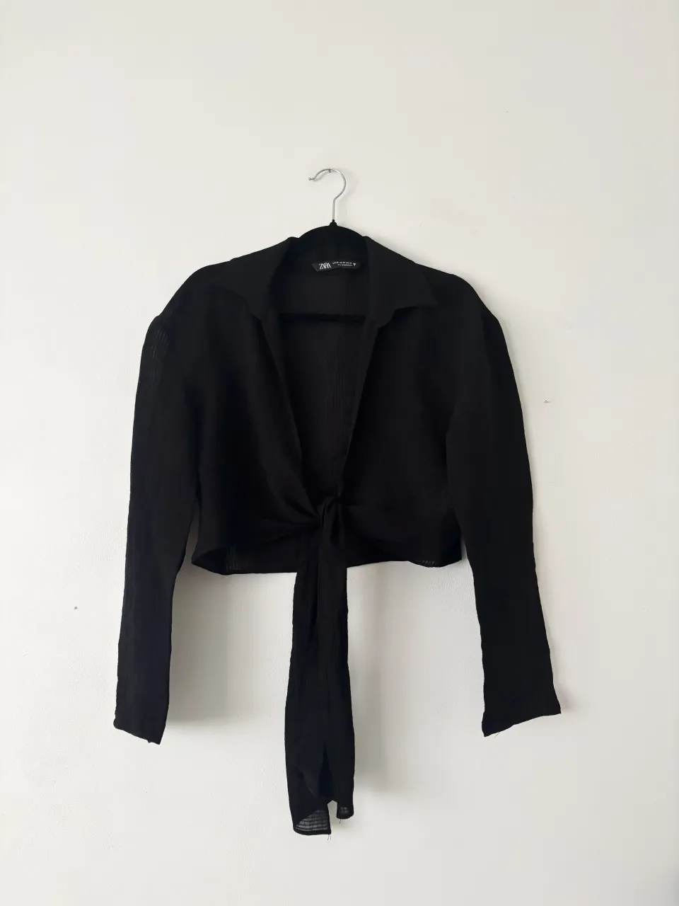 Camisa Zara NUEVA🖤 No viene con el nudo cosido, tiene varias formas de uso. Podes acomodarla y atarla a gusto, también cruzarla y atar en la espalda! Talle XS pero va a S también. Para mi ideal 80/85/90. Super versatil! 

La dejo regalada, salió el triple🫶🏻

// blusa blusita camisa blusa nudo jazmin chebar ginebra cher kosiuko rapsodia zara boho top allo martinez delaostia victoria tucci black mamba free people