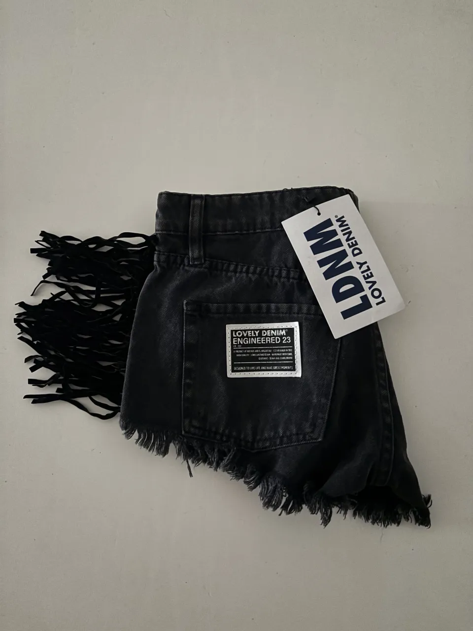 Short Lovely Denim nuevo con etiqueta🖤 tiro bajo con flecos, muy canchero. Lamentablemente no era el talle, lo dejo regalado!
