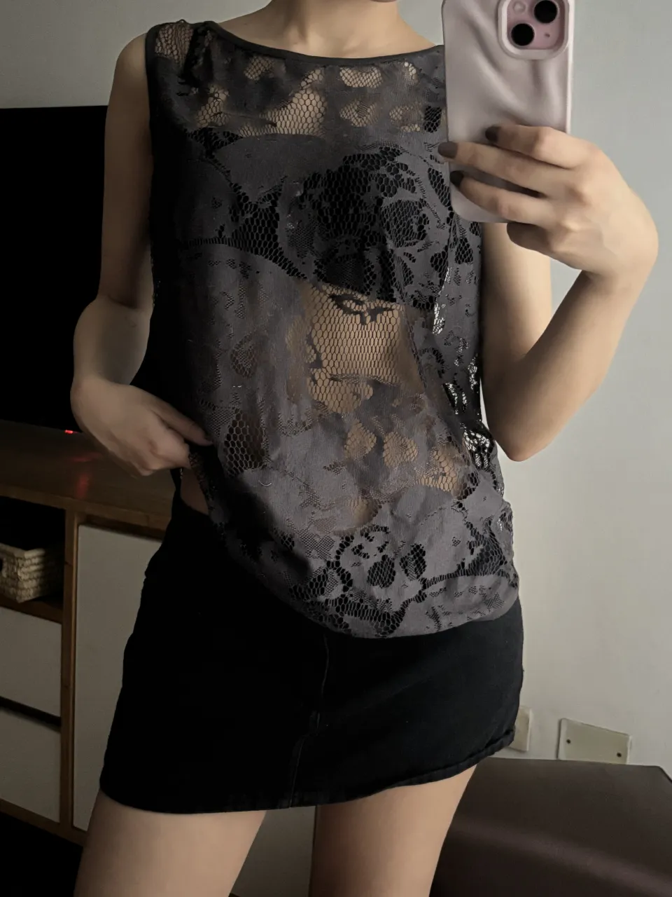 Top de encaje Zara. Sin mangas y con cuello redondo