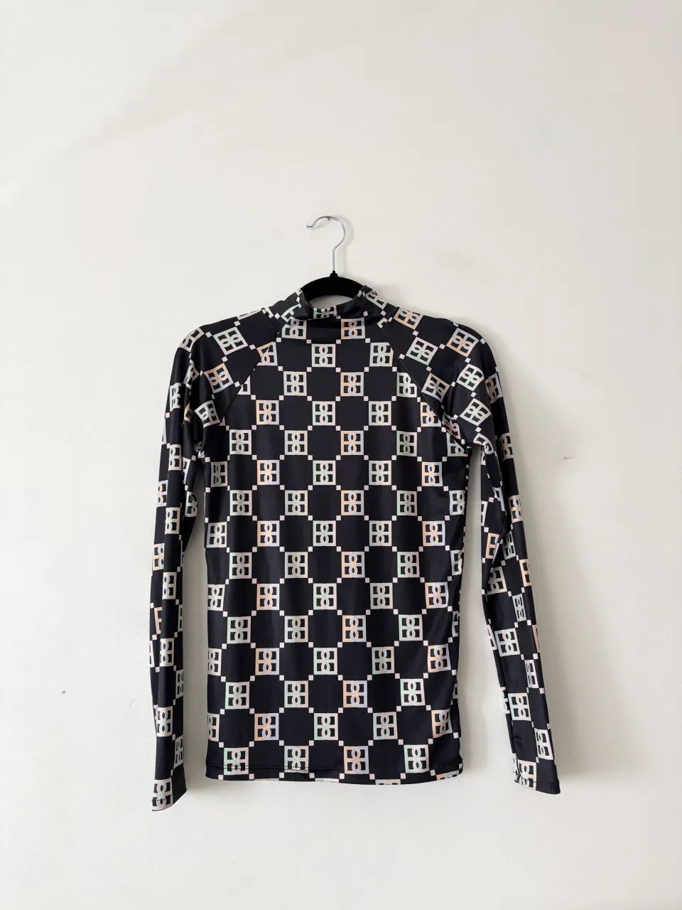 Top polera monogram BLACKMAMBA. Nuevisima! Solo 1 uso. Es elastizada. Mini detallecito en la costura (ult foto) no afecta el uso ni es notorio. Queda bien sola o debajo de un remeron🫶🏻

// the ann wagners bullbenny estampa monograma black mamba polerita cuello alto 