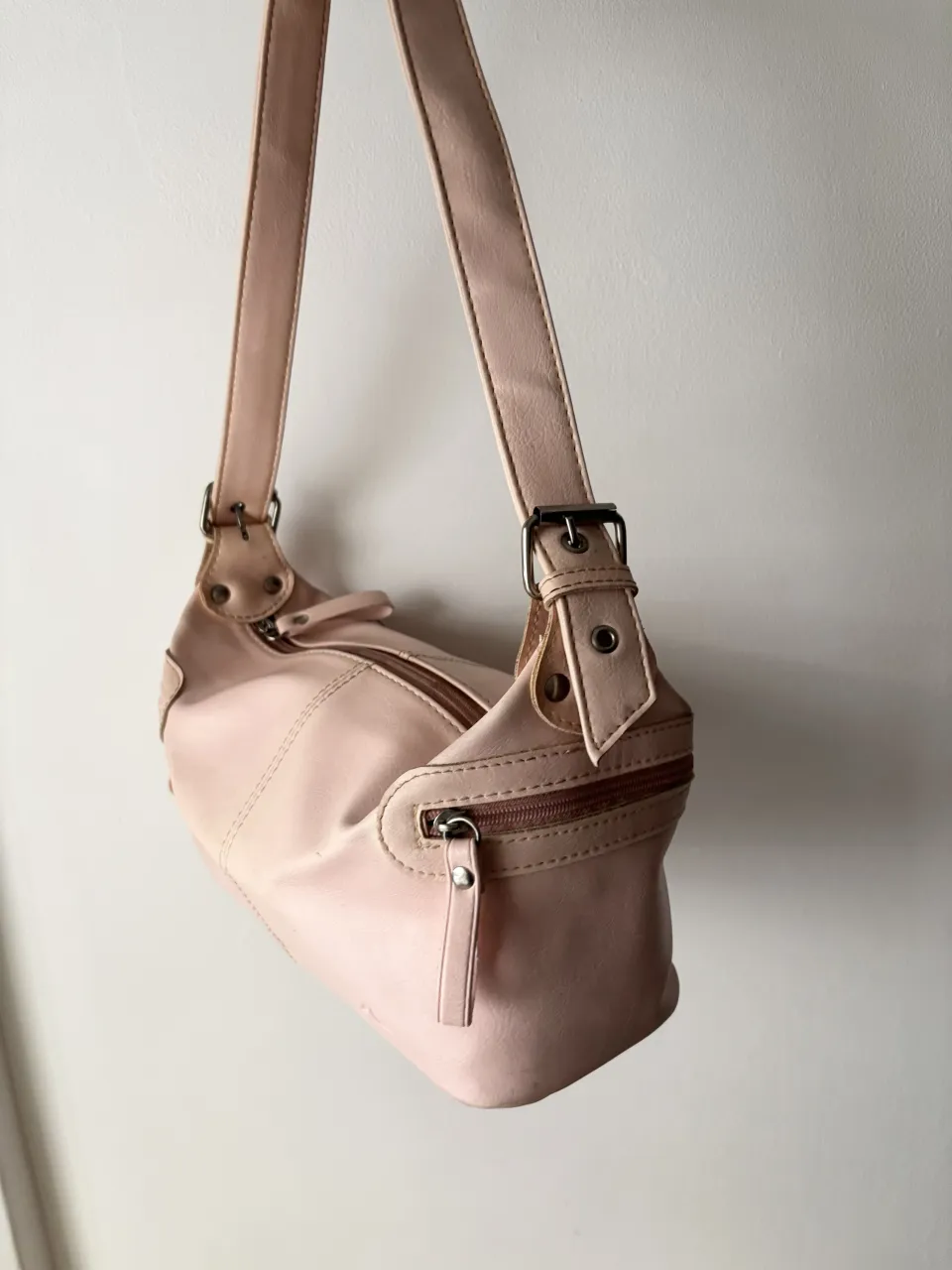 Cartera XL de cuero sintético color rosa pálido. Tiene un diseño moderno y práctico, ideal para el día a día. Posee cierre principal y bolsillos exteriores con cierre. Detalles en fotos, por eso el precio

// minibag shoulder bag bolso de mano cartera xlarge prune blaque isadora 