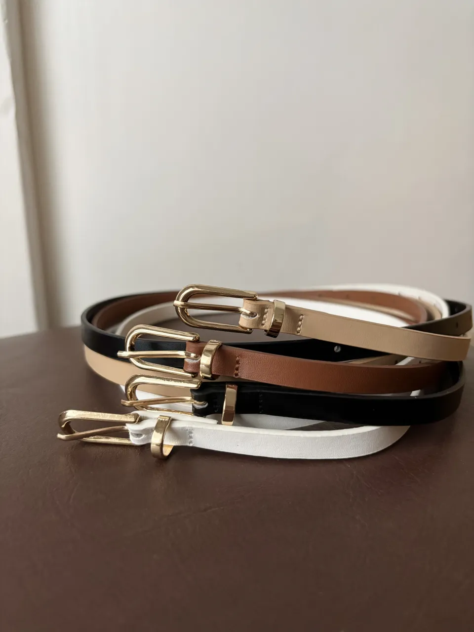 Set de 4 cinturones nuevos de Shein🖤 (el precio es por los 4). Hermosa calidad, son gruesitos con hebillas doradas metálicas. No vinieron con una etiqueta enganchada pero se entregan con su bolsita correspondiente 

// cinturon negro marrón beige blanco cinturones accesorio cinto zara isadora bershka ginebra belt jazmin chebar cher 