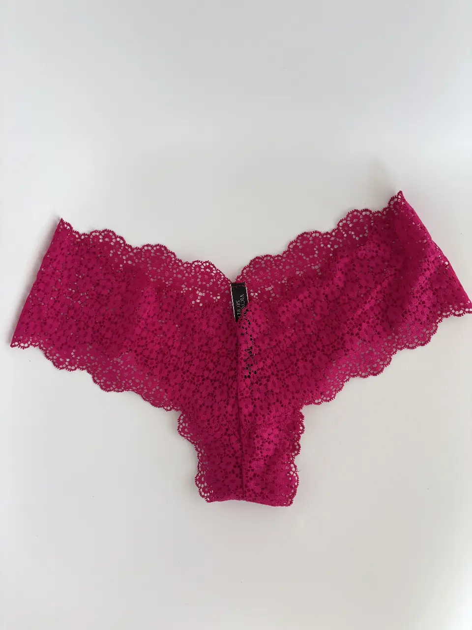 Bombacha de encaje rosa de la marca Victoria's Secret nueva, modelo cheeky, ideal para un look sexy y cómodo. Es re elastizada. Rondan + de 30k en reventa, super oportunidad!🔥