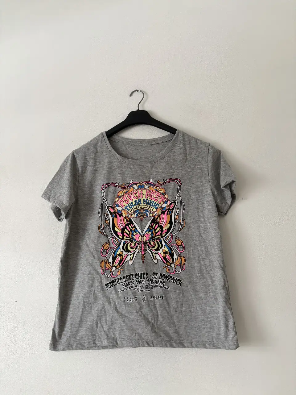 Remera nueva de manga corta gris con estampado de mariposa. Va a S/M