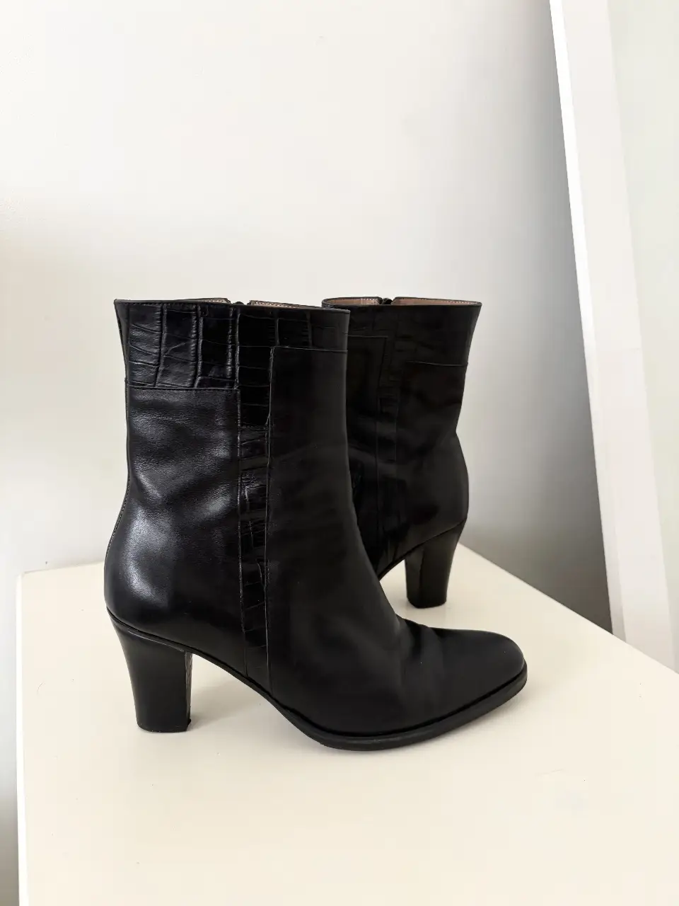 Botines Febo de cuero negro con taco ancho y cierre lateral. Talle 37. Súper cómodas, la mejor calidad. Rondan 200 k 🤯