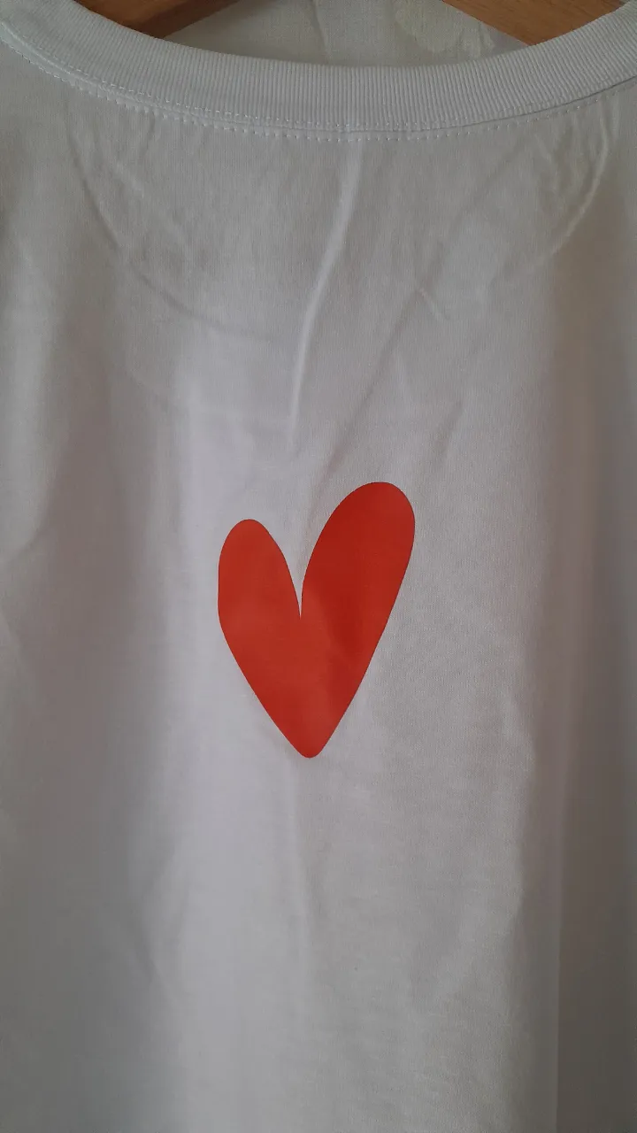Remera A ≠ - Vista 2