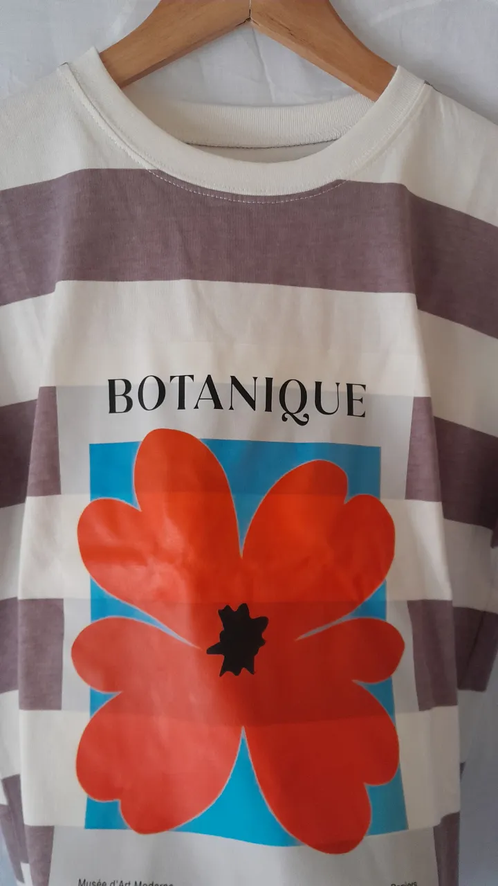 Remera A ≠ - Vista 2