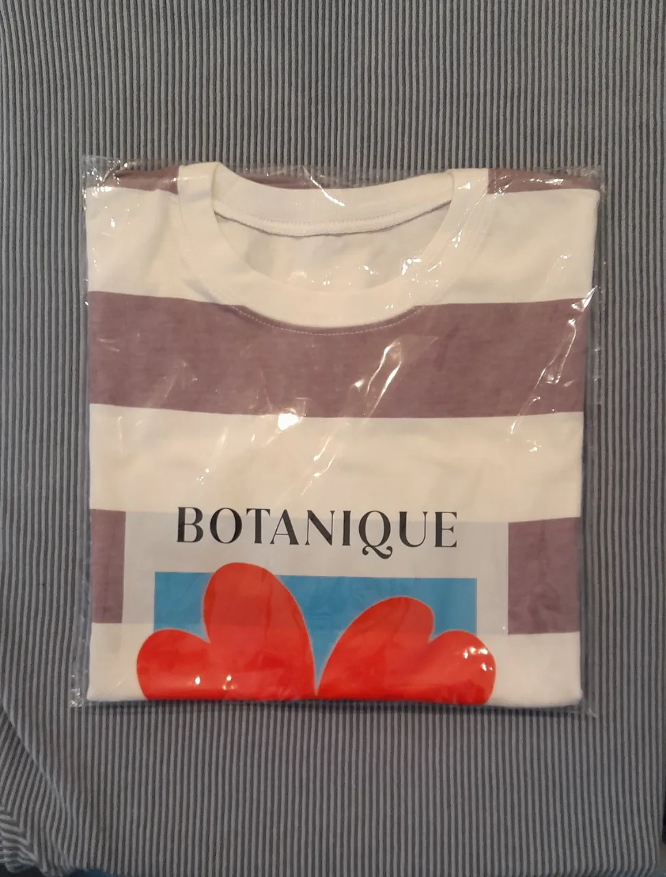Remera A ≠ - Vista 3