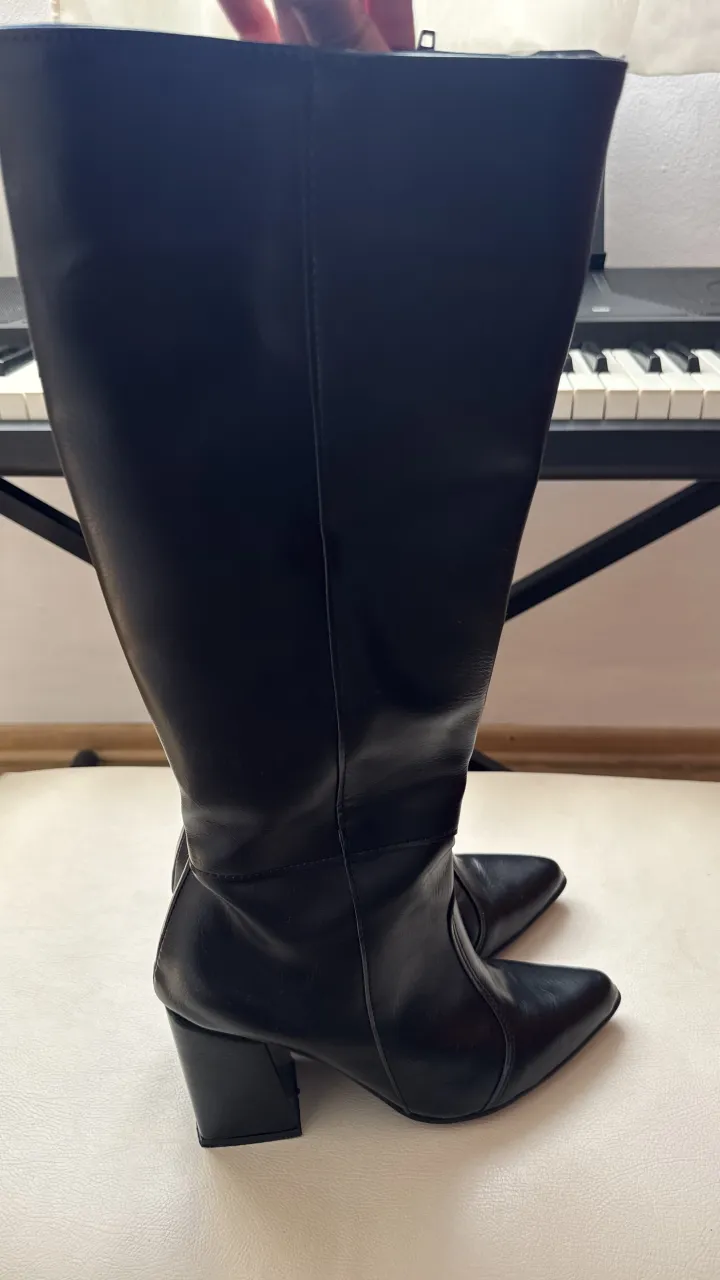 Botas A ≠ - Vista 2