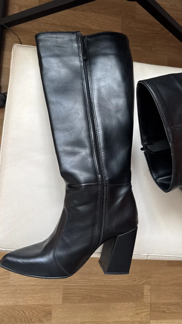 Botas A ≠ - Vista 3