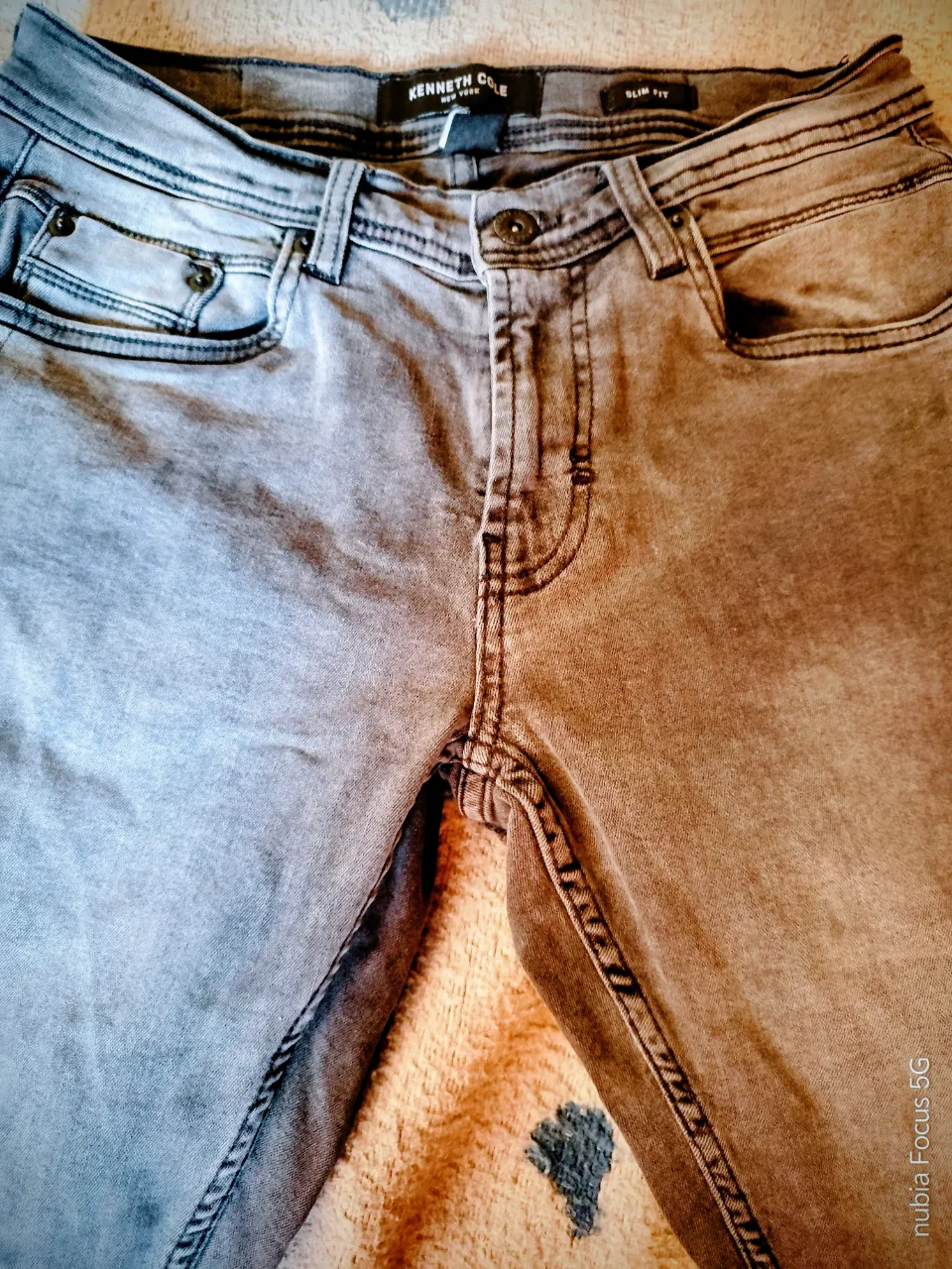 Jeans grises de marca Kenneth Cole. Modelo Slim Fit.