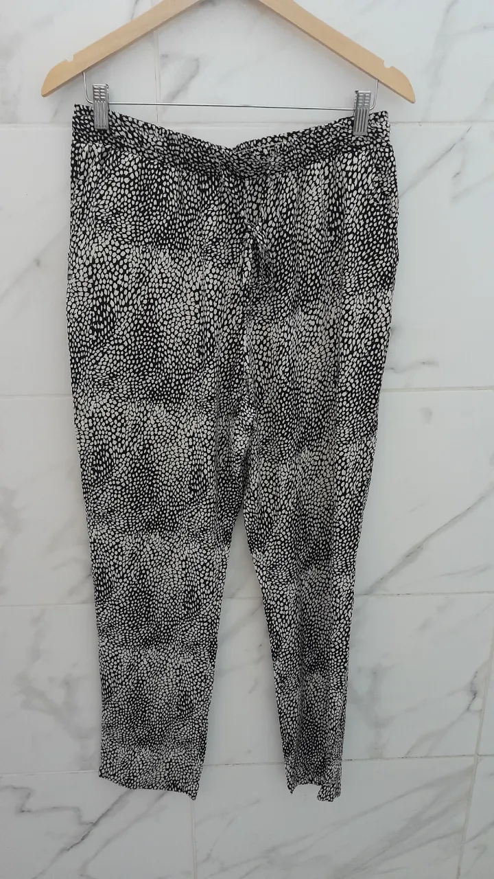 Pantalón estampado con cordón ajustable en la cintura y bolsillos laterales.