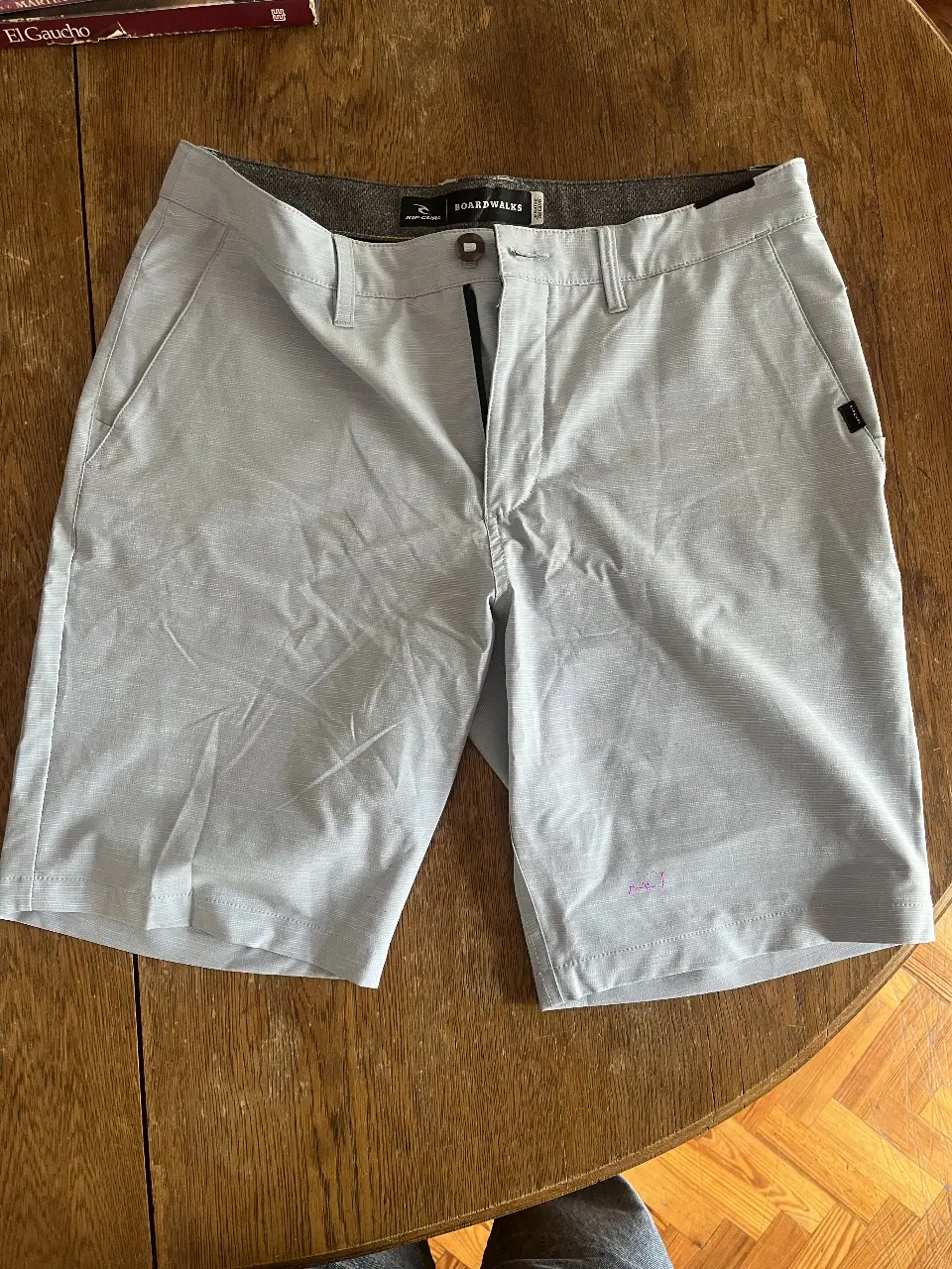 Short de hombre Rip Curl Boardwalks, color gris claro, ideal para el verano. Confeccionado con una mezcla de poliéster y elastano, ofrece comodidad y durabilidad. Perfecto para un look casual y fresco.