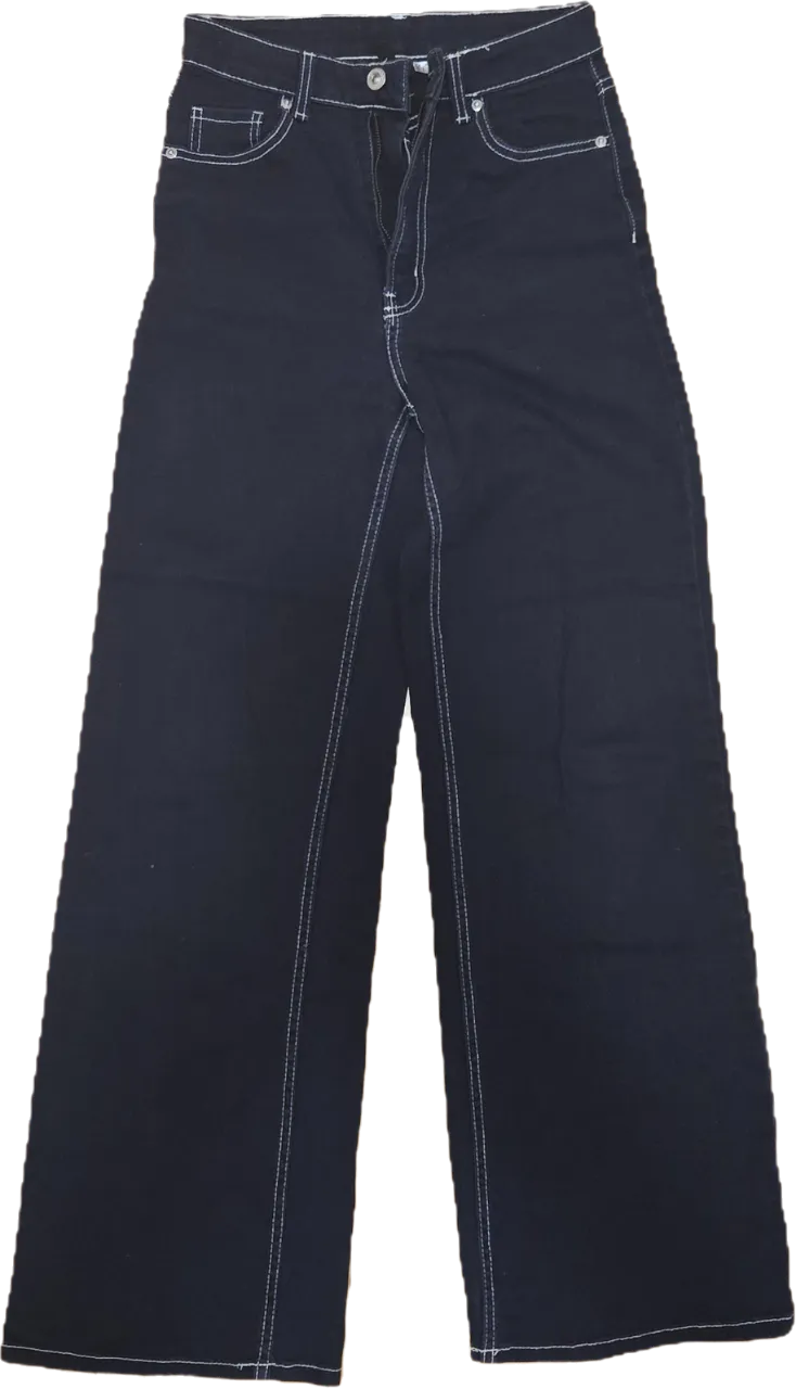 Pantalón de jean azul oscuro con costuras blancas visibles. Modelo de pierna ancha.