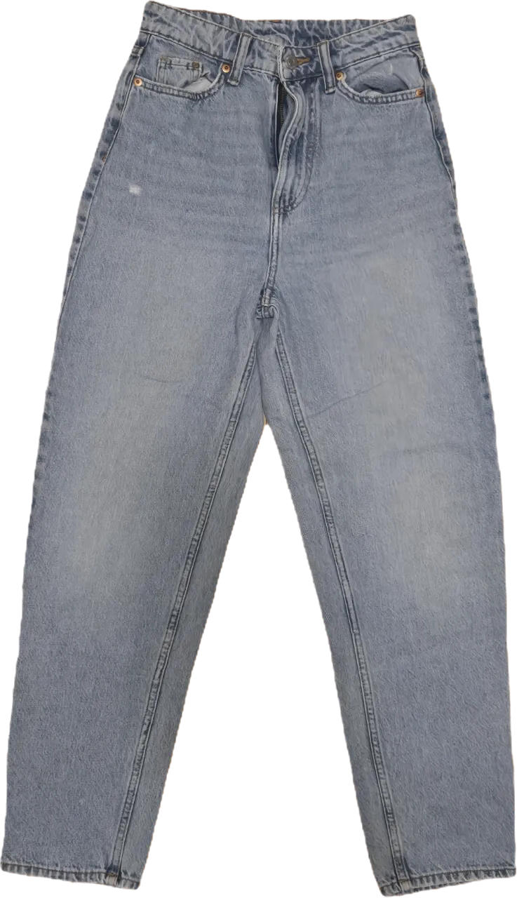 mom jeans de tiro ultra alto, largo hasta el tobillo. Lavado celeste claro.