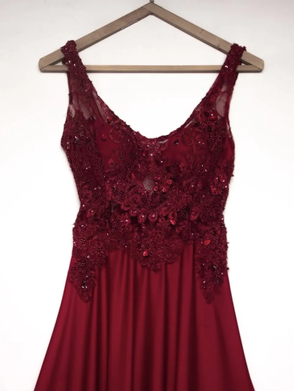 Vestido largo de fiesta color bordo. Posee detalles de encaje y pedrería en el busto y la cintura. Escote en V y breteles finos. Espalda con escote y cierre.