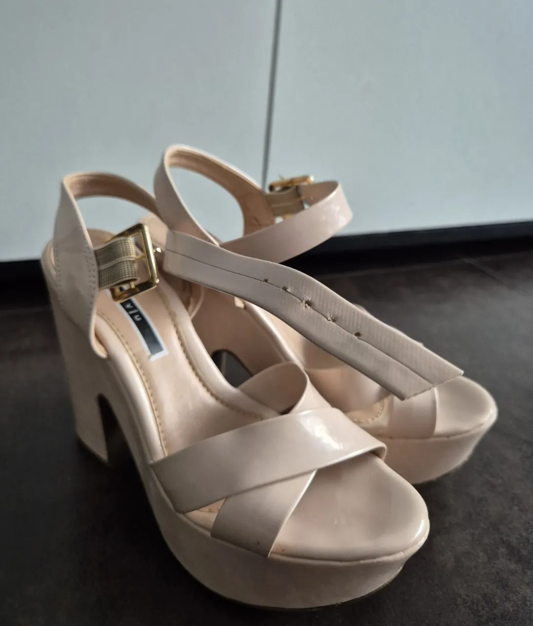 Sandalias de plataforma con taco grueso y tiras cruzadas Via Uno. Cierre con hebilla en el tobillo. Color nude, ideales para looks elegantes y sofisticados.