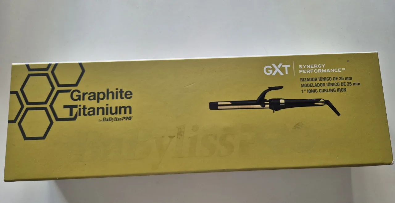 Rizador iónico profesional Graphite Titanium de BaBylissPRO. Ideal para crear ondas y rizos definidos con acabado profesional. Su tecnología Graphite Titanium asegura una distribución uniforme del calor y un deslizamiento suave, protegiendo tu cabello. Mango ergonómico para mayor comodidad.