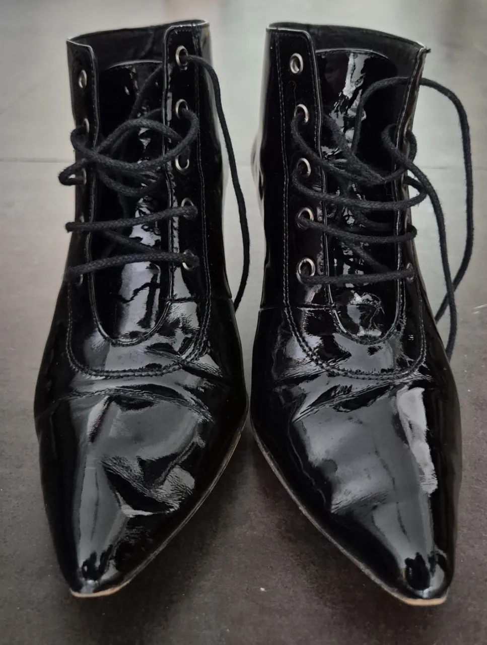 Botitas de charol negras con cordones y taco fino. Un clásico que no puede faltar en tu guardarropa, ideales para darle un toque chic a cualquier outfit.