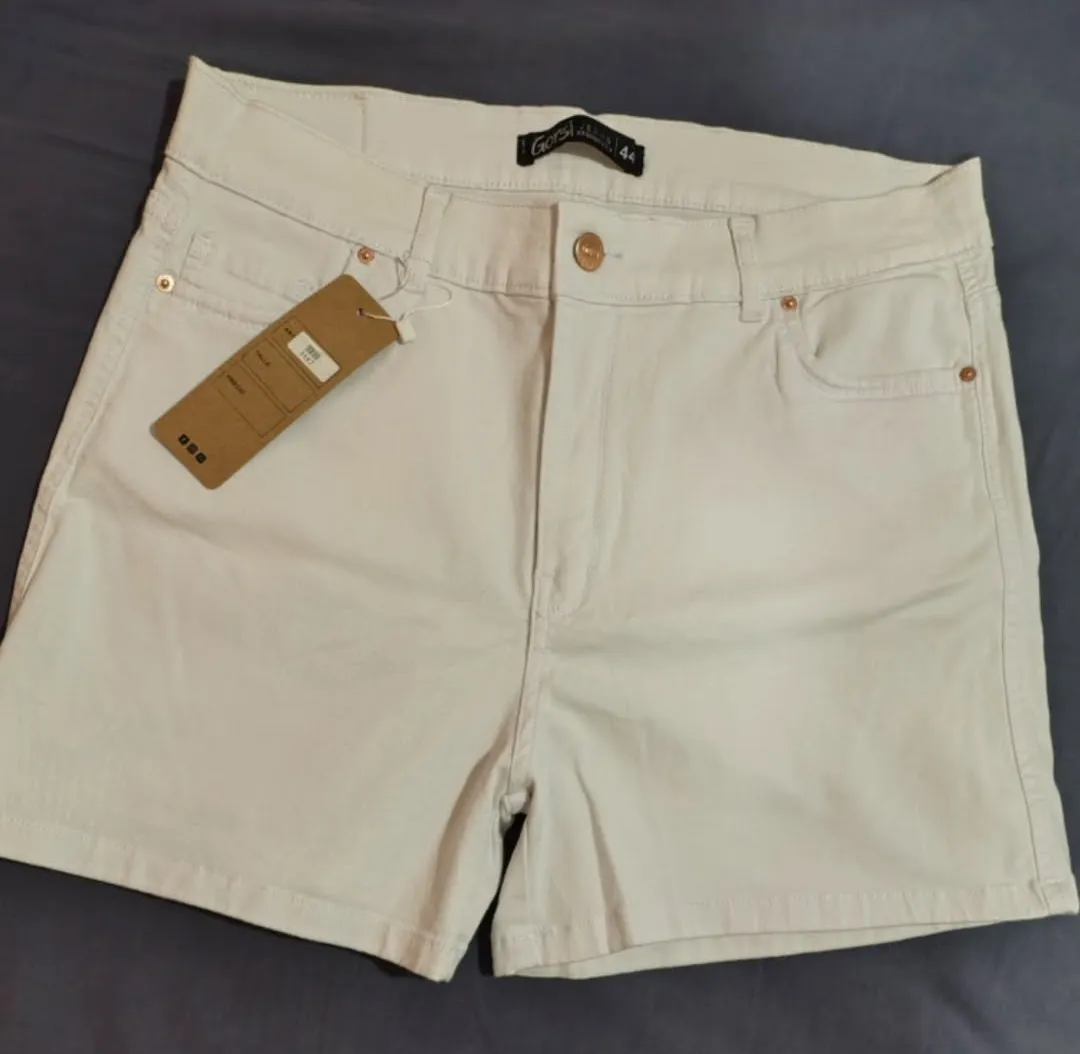 Shorts de gabardina color crudo, tiro alto, con bolsillos y detalles de costura. Perfectos para un look casual de verano o primavera.