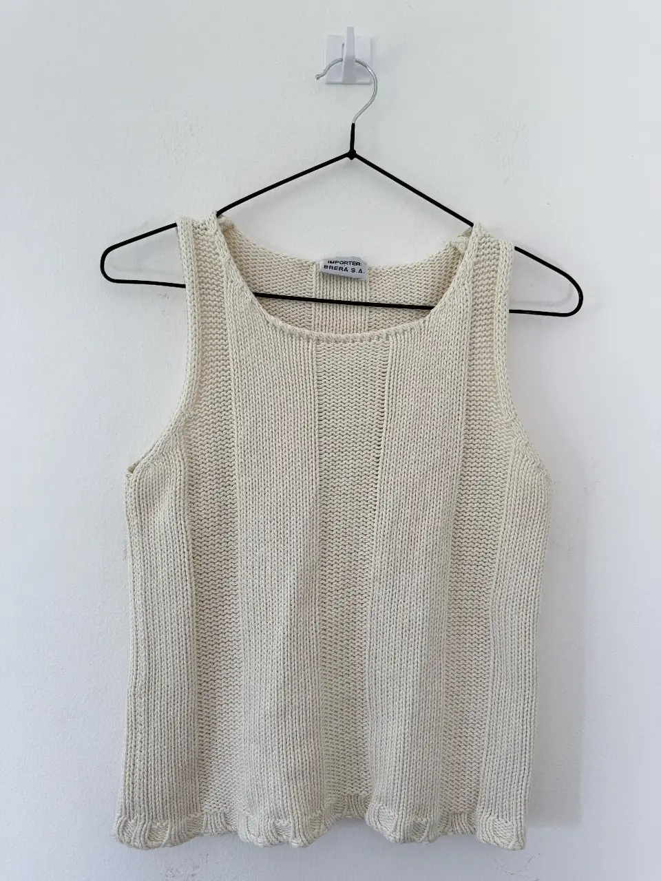 Musculosa de tejido de punto en color crudo, ideal para un look casual y fresco. Confeccionada en un tejido suave y cómodo, perfecta para el verano. Diseño simple y versátil, fácil de combinar con diferentes outfits.