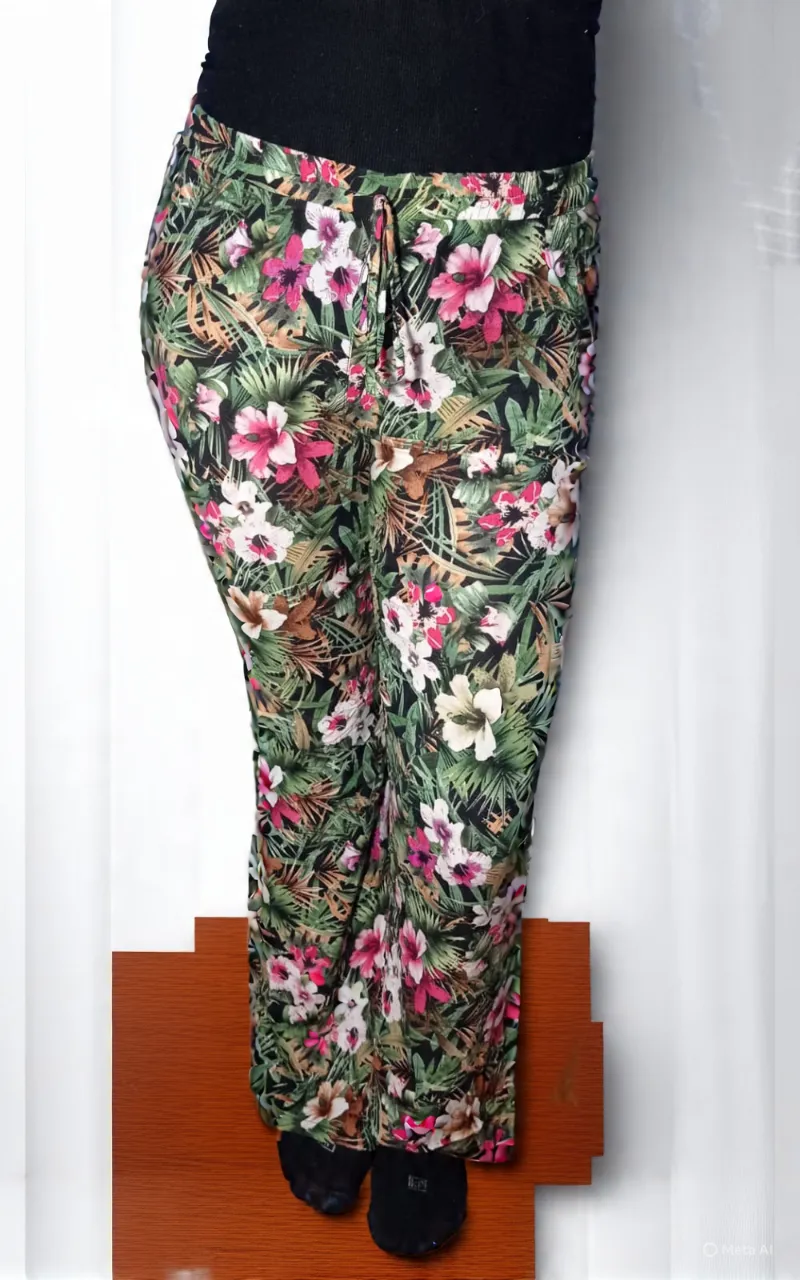 Pantalón Cuesta Blanca con estampado floral y cordón en la cintura.