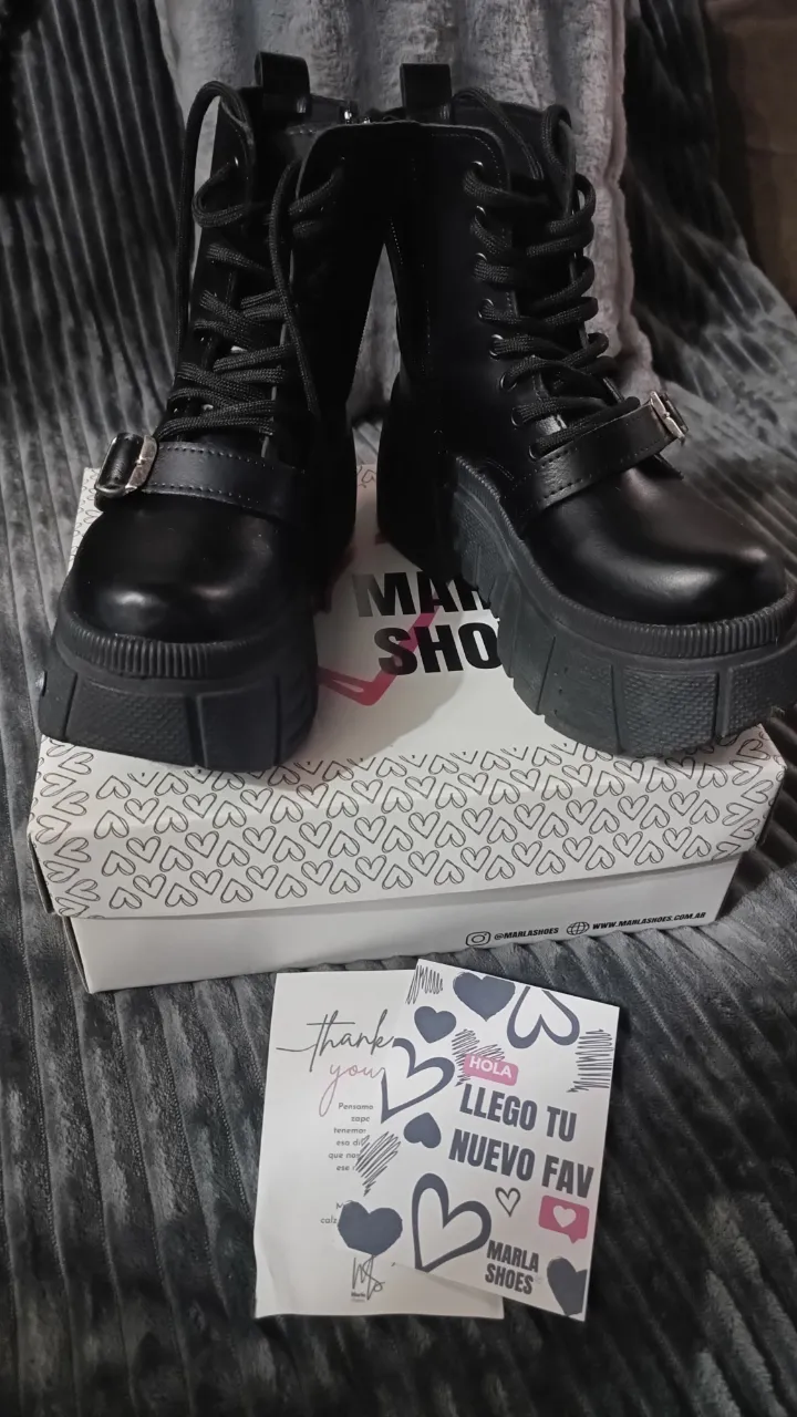Botas negras de cuero con cordones y hebilla lateral. Suela gruesa y plataforma.