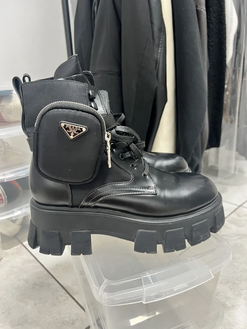 Borcegos Prada talle 40. Tiene un detalle en la parte interna por el roce pero tienen muy poco uso. Los pouchs no fueron usados nunca.