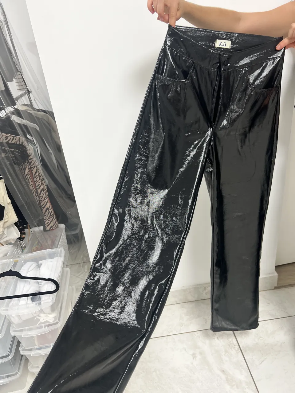 Pantalón negro de cuero sintético con bolsillos delanteros y traseros marca Iconic.